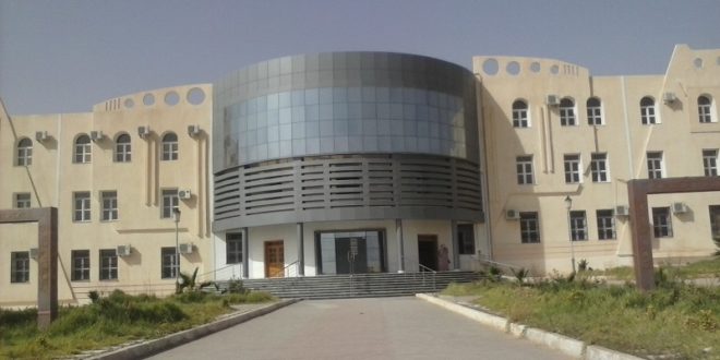 كلية الآداب واللغات