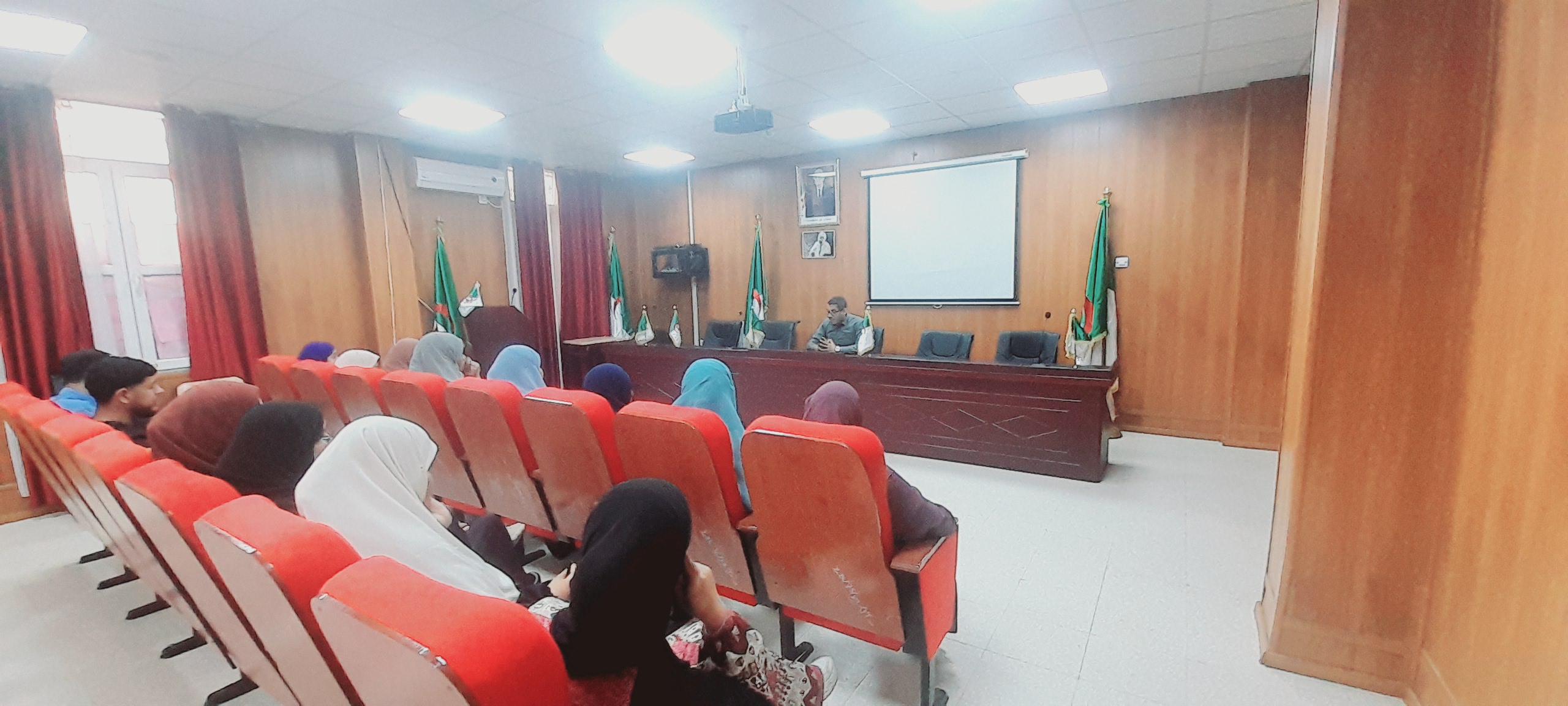 كلية الآداب واللغات قسم اللغة والأدب العربي: اجتماع بيداغوجي بين رئيس القسم وممثلي الطلبة.